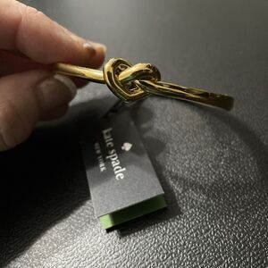 Kate Spade Loves Me Knot Gold Tone Bangle Bracelet Hinged Clasp Designer Jewelry